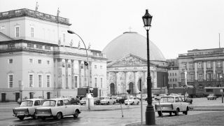 Die St. Hedwigs Kathedrale, aufgenommen am 01.10.1988 in Ost-Berlin. (Quelle: Imago Images)