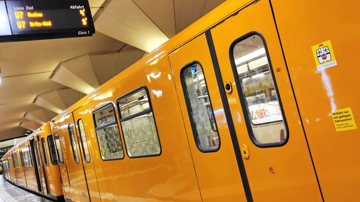 Symbolbild: U-Bahn U7 im Bahnhof Rathaus Spandau.(Quelle:imago images/S.Gudath)