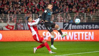 Patrik Schick (Bayer Leverkusen) erzielt das Tor zum 1:2 gegen Danilho Doekhi (1. FC Union Berlin). (Bild: IMAGO / Matthias Koch)