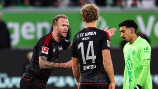 Unions Kevin Vogt gibt seinem mitspieler Leopold Querfeld im Spiel gegen Wolfsburg Anweisungen (imago images/Christian Schroedter)