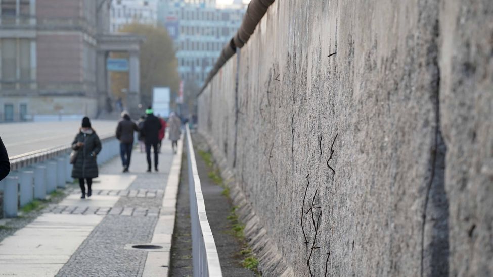 Menschen laufen am 9.11.2024 an Mauerresten nahe der "Topographie des Terrors", Niederkirchnerstrasse vorbei. (Quelle: rbb24/Sebastian Schneider)