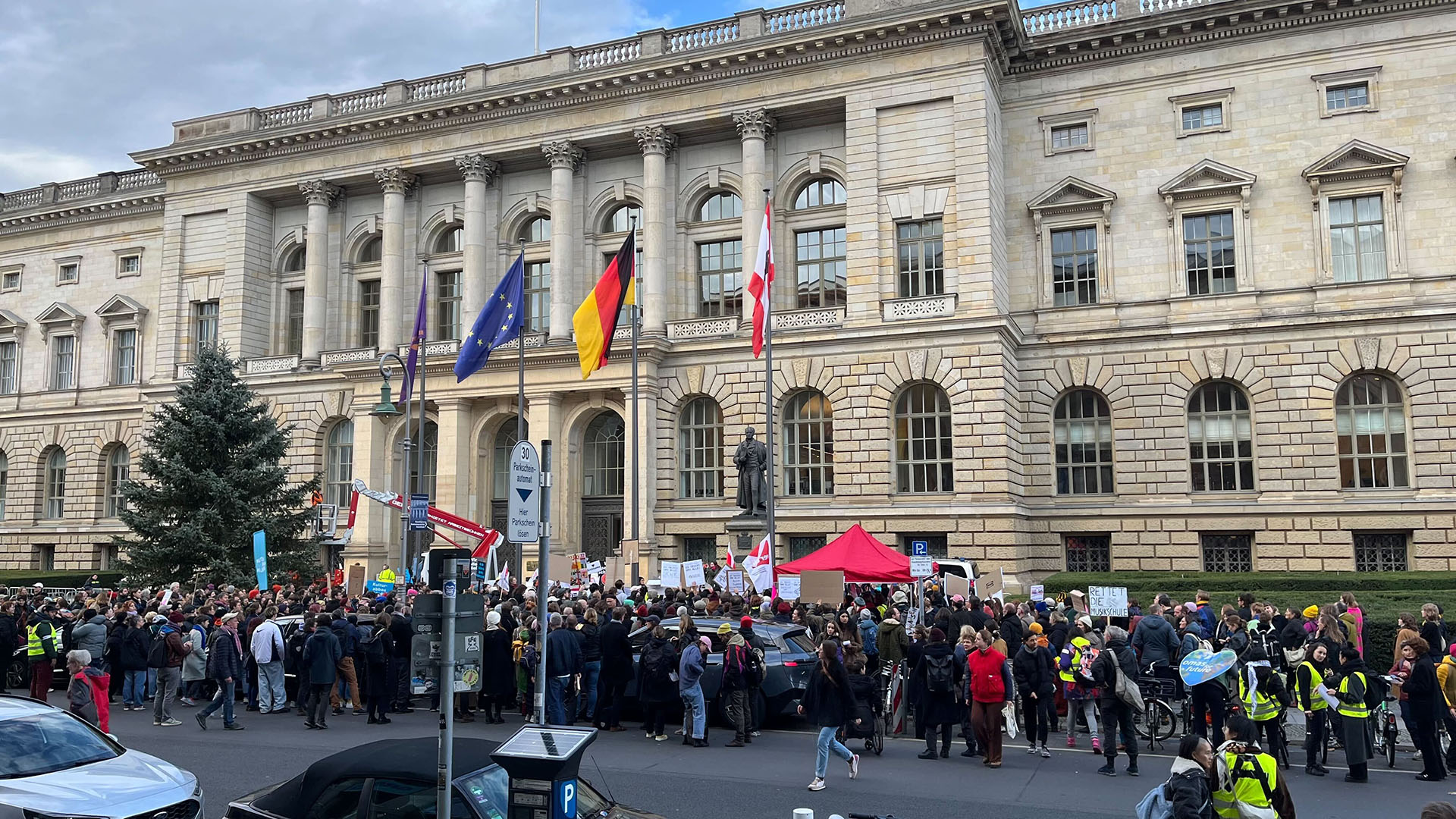 Demo gegen die Kürzungen in der Kultur in Berlin (Quelle: rbb/Janek Kronsteiner)