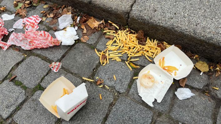 Verpackungsmüll auf einer Straße im Kreuzberger Bergmannkiez. (Quelle: rbb/Everwien)