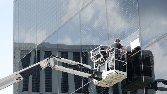 Symbolbild: Nachrüstung Vogelschutz auf der Glasfassade des Futuriums in Berlin.(Quelle: C.Wegworth)