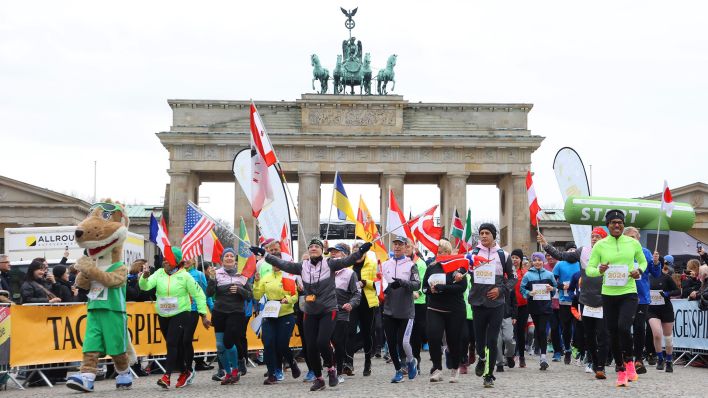 01.01.2024, Brandenburger Tor, Berlin, DEU, Neujahrslauf, im Bild der 1.Lauf im Jahr (Quelle: dpa/Engler)