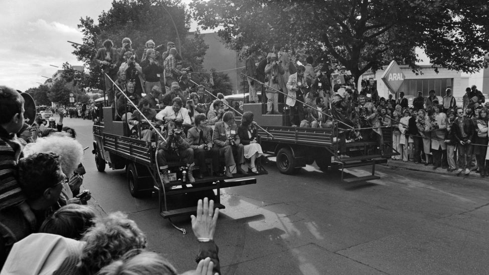 Pressefotografen und Kameramänner auf Tribünenwagen auf dem Kurfürstendamm in Berlin anlässlich des Besuchs von US-Präsident Jimmy Carter am 15.07.1978. (Quelle: Picture Alliance/Henning Langenheim/akg-images)