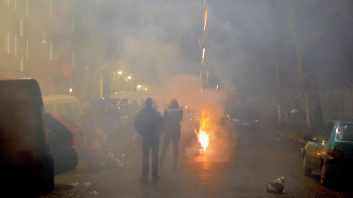 Bewohner in Neukölln entzünden am 01.01.2015 Raketen und Knallkörper. (Quelle: dpa-Zentralbild/Matthias Tödt)