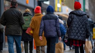 Zahlreiche Menschen, zum Teil mit Einkaufstaschen, gehen über eine Einkaufsstraße in der City West. (Quelle: dpa/Monika Skolimowska)