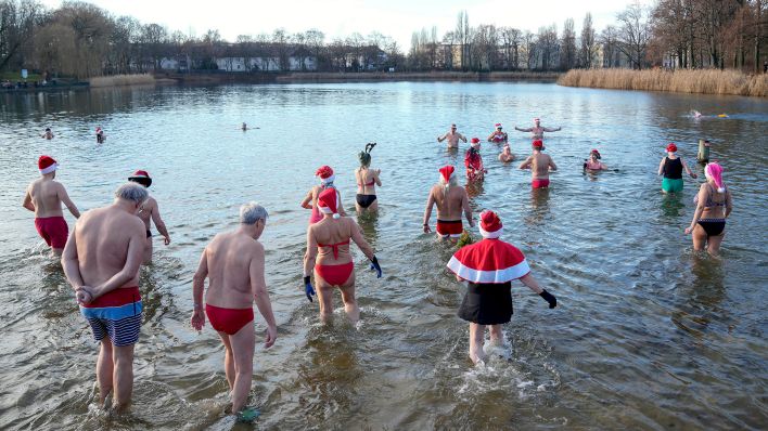 Mitglieder der Eis-Badegruppe "Seehunde Berlin" gehen am 25.12.24 im Orankesee baden. (Quelle: dpa/Noroozi)