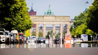 Symbolbild: Die Straße des 17. Juni spiegelt von der Hitze vor dem Brandenburger Tor. (Quelle: dpa/Soeder)