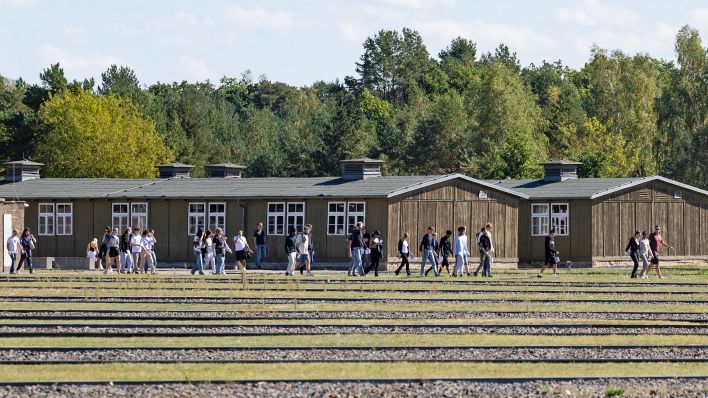 Besucher gehen am 15.09.2023 über das Gelände des ehemaligen KZ Sachsenhausen. (Quelle: Picture Alliance/Hannes P Albert)