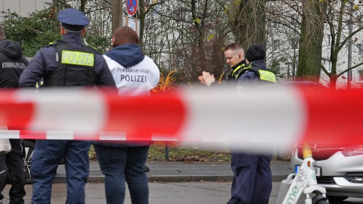 Polizisten stehen hinter dem Flatterband einer Polizeiabsperrung. Wegen des Verdachts auf ein Tötungsdelikt läuft am 04.12.2024 in Berlin-Lichtenberg ein größerer Polizeieinsatz. (Quelle: TNN/Manuel Genolet)