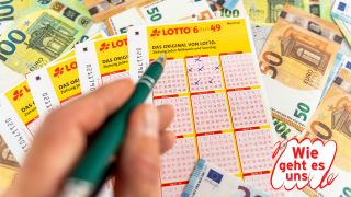 Lotto 6 aus 49 Spielscheine auf Euro Bargeld Scheinen. (Quelle: dpa/Michael Bihlmayer)