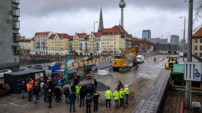 Archivbild: Verkehrssenatorin Ute Bonde (CDU) beim Spatenstich zum Baubeginn des Ersatzneubaus der Mühlendammbrücke. (Quelle: dpa/Kalaene)