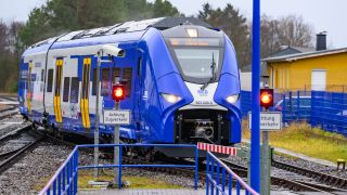 Ein Zug mit Wasserstoffantrieb der Niederbarnimer Eisenbahn (NEB) ist auf der Linie der Heidekrautbahn am Bahnhof in Basdorf angekommen. Zum Fahrplanwechsel am 15. Dezember sind in Brandenburg erstmals auch Züge mit Wasserstoffantrieb im Einsatz. (Quelle: dpa/Patrick Pleul)