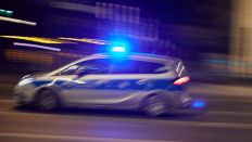 Ein Polizeiwagen fährt nachts durch Berlin. Quelle: dpa/Joerg Carstensen