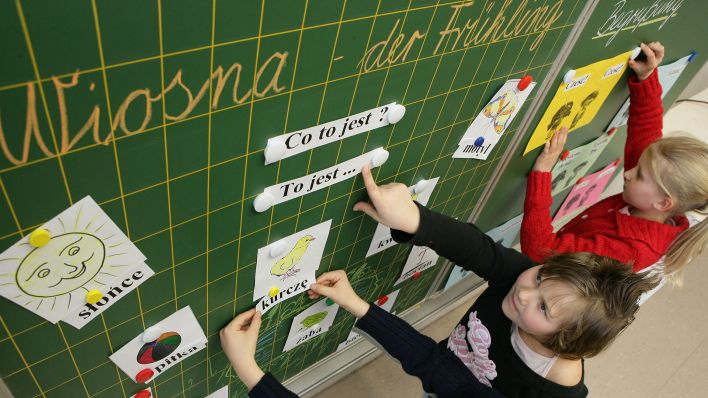 Archivbild: An der 2. Grundschule in Frankfurt (Oder) nehmen (l-r) Lukas, Sina und Lena an einer Schnupperstunde Polnisch teil. (Quelle: dpa/Pleul)