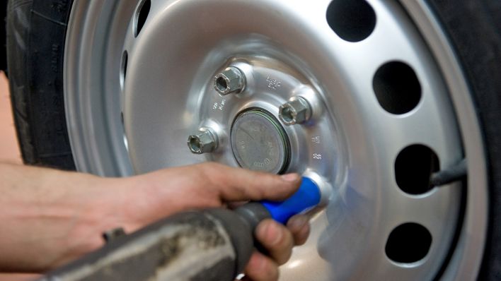 Symbolbild: Verschiedene Arbeiten in der KFZ- Werkstatt eines Autohauses, aufgenommen am 02.12.2008 in Hamburg. (Quelle: Picture Alliance/Jens Schierenbeck)