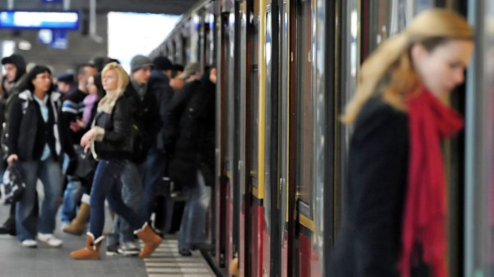 Symbolbild: Fahrgäste steigen auf einem Bahnsteig am Bahnhof Zoologischer Garten in Berlin in eine S-Bahn am 15.12.2011. (Quelle: picture alliance/Britta Pedersen/dpa-Zentralbild)