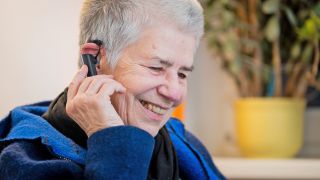 Elke Schilling, Gründerin von Silbernetz, telefoniert am 21.12.2023 im Home­office von ihrer Berliner Wohnung aus. (Quelle: dpa-Bildfunk/Christoph Soeder)