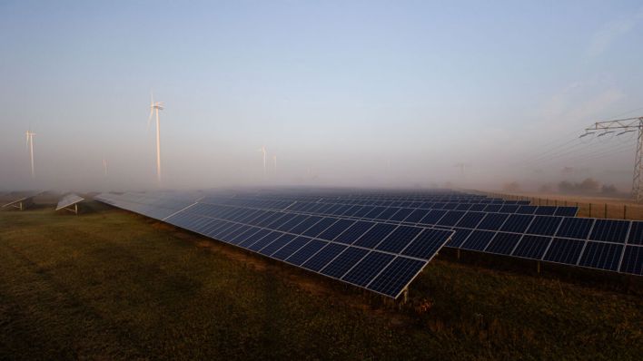 Symbolbild: Ein Solarpark am Morgen bei Ludwigsfelde in Brandenburg. (Quelle: dpa/Keuenhof)