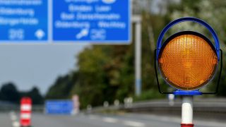 Symbolbild:ine Warnleuchte der Polizei steht nach einem Unfall auf der voll gesperrten Autobahn.(Quelle:picture alliance/dpa/H.-C.Dittrich)