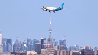 Archivbild: Air Transat Maschine vor der Skyline Torontos, Canada. (Quelle: dpa/Dervis)