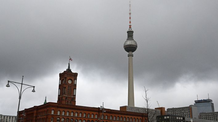 Dunkle Wolken sind hinter den Türmen vom Roten Rathaus und Fernsehturm zu sehen. (Quelle: dpa/Jens Kalaene)