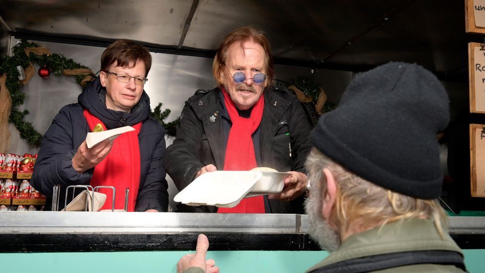 Archivbild: Ulrike Kostka und Frank Zander beim Pressetermin mit Scheckübergabe für den Caritas-Foodtruck am 06.12.2022. (Quelle:picture alliance/Geisler Fotopress/F.Kern)