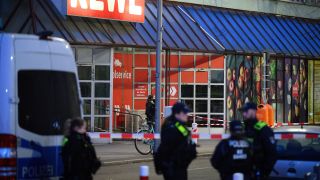 Polizisten stehen an einem abgesperrten Bereich vor einem Supermarkt in Berlin-Charlottenburg. Mehrere Menschen sind dort bei einem Angriff verletzt worden. Ein Mann soll nach ersten Erkenntnissen die Menschen auf der Straße attackiert haben. Die Polizei vermutet, dass der Angriff mit einem Messer erfolgte. (Quelle: dpa/Jutrczenka)