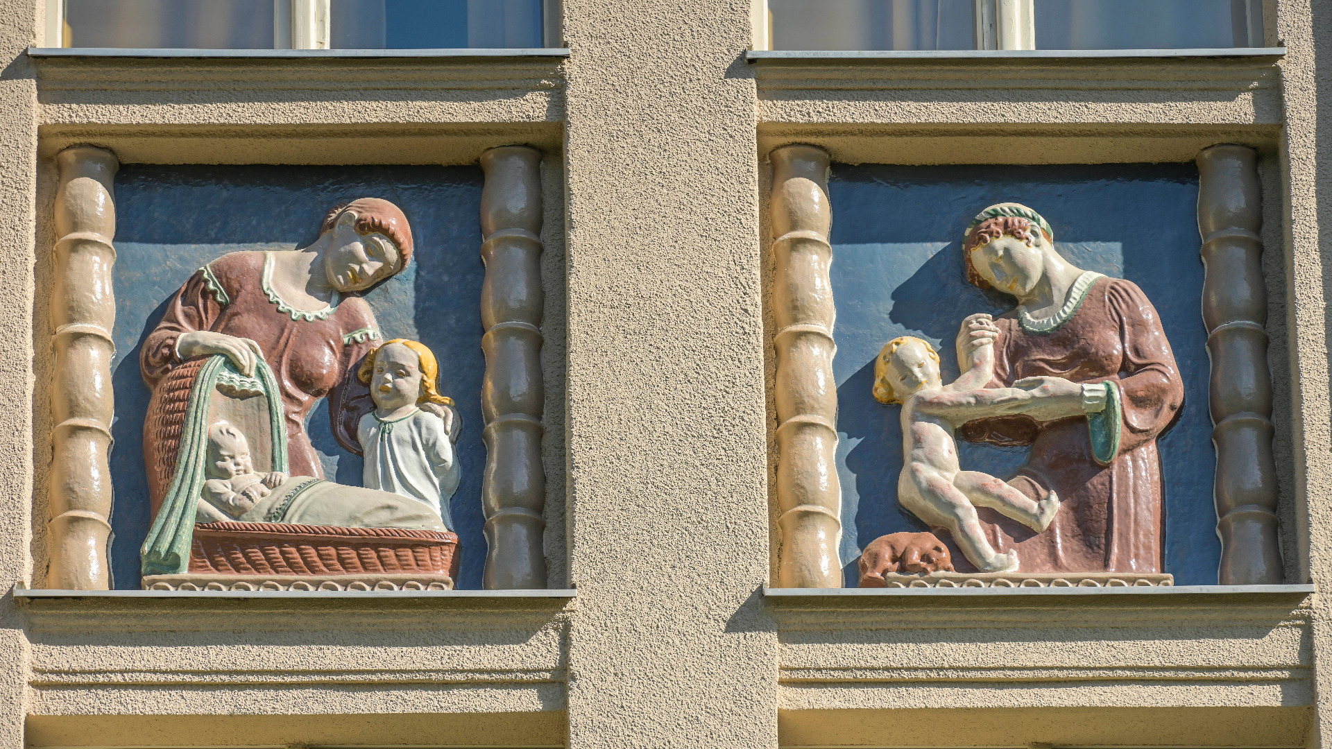 Mütter betreuen ihre Babies, Relief an Altbau