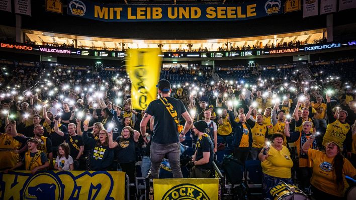 Nachdem in der Halle das Licht ausging, zündeten Alba-Fans mit ihren Handys an (imago images/Tilo WiedenSOLER)