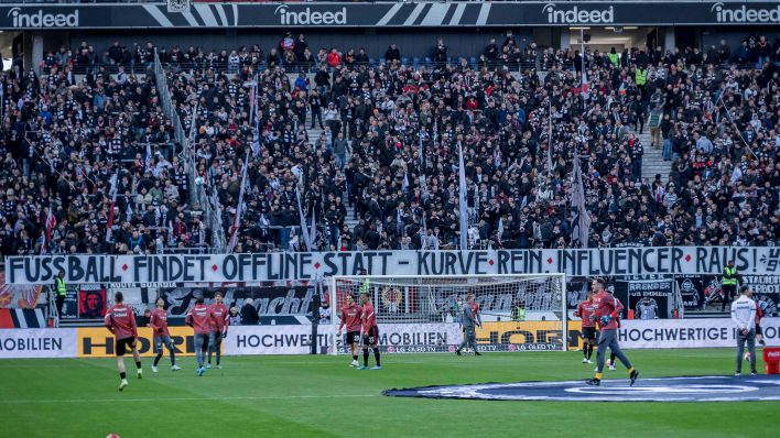 Die Fankurve von Eintracht Frankfurt positioniert sich mit einem Banner gegen Influencer im Stadion (imago images/Beautiful Sports)