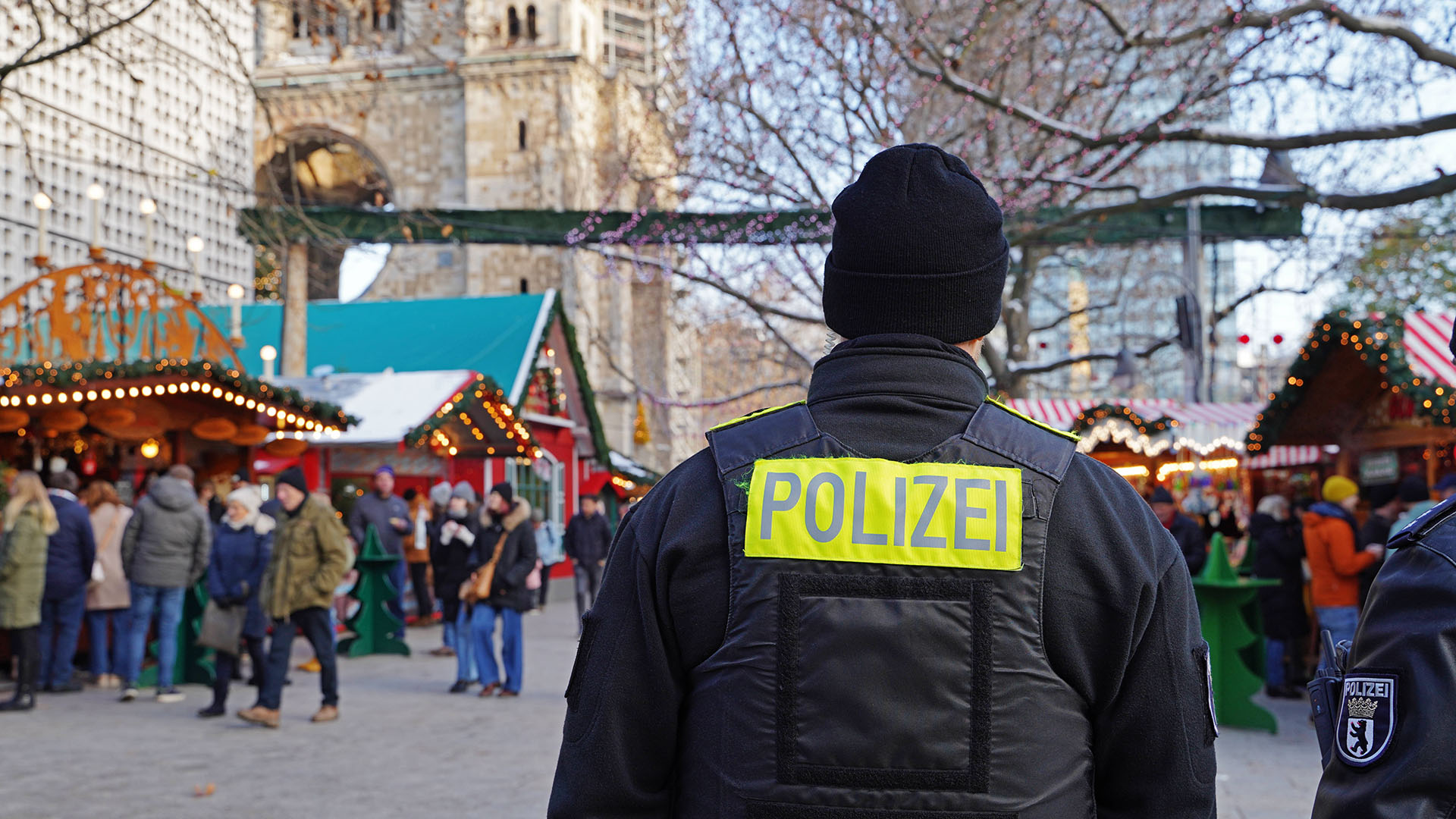 Archivbild:Polizeipräsenz am Weihnachtsmarkt an der Berliner Gedächntniskirche am 01.12.2023.(Quelle:imago images/STPP)