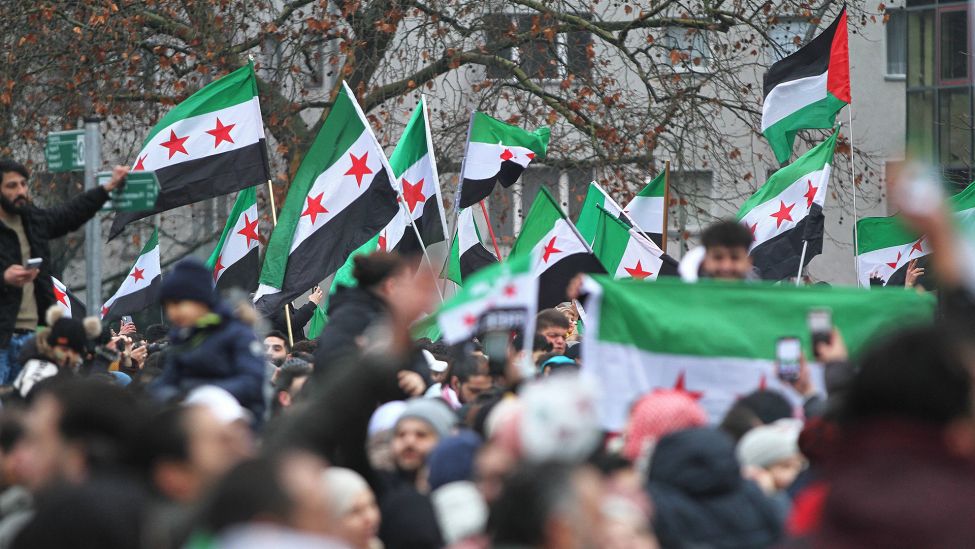 Syrer in Deutschland feiern am 08.12.2024 am Oranienplatz in Kreuzberg den Sturz von Assad in Syrien. (Quelle: Imago Images/dts Nachrichtenagentur)