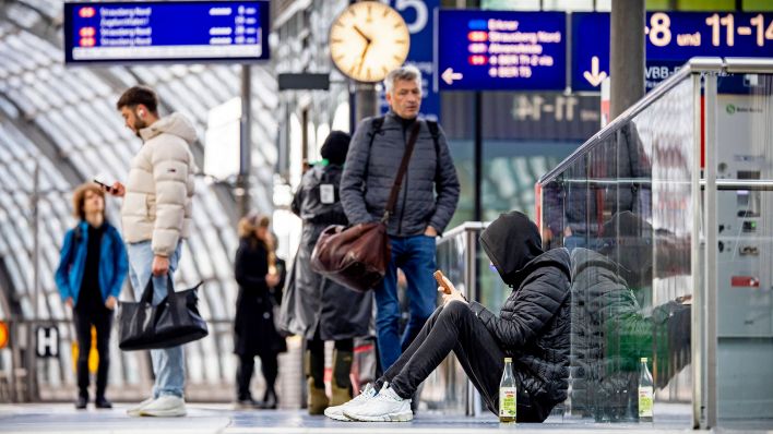 Symbolbild:Reisende warten auf ihren Zug am Hauptbahnhof.(Quelle:imago images/E.Contini)