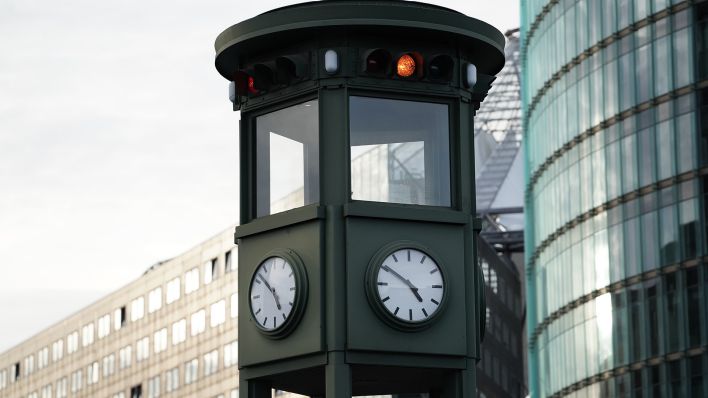 Berlins erste Verkehrsampel, noch immer bestehend, am Potsdamer Platz, November 2024 (Quelle: rbb / Schneider).