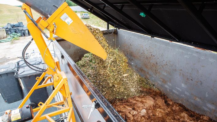 Für den Hygienisierungsprozess werden abwechselnd Inhalte aus Trockentoiletten und Stroh oder Grünschnitt in den Container gefüllt. Im gefüllten und geschlossenen Container wird die Mischung dann mindestens 7 Tage.(Quelle:BMBF, PRpetuum GmbH, Thilo Schoch)