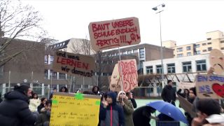 Demo wegen Dauerbaustelle Kurt-Schuhmacher-Grundschule (Quelle: rbb)