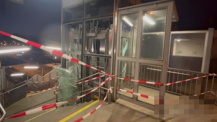 Archivbild: Ein Fahrstuhl am Bahnhof in Doberlug-Kirchhain im Elbe-Elster-Kreis ist durch explodierende Feuerwerkskörper zerstört worden. (Quelle: TNN)