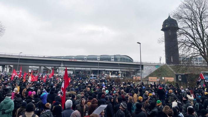 Gegendemonstanten bei einer rechtsradikalen Demonstration in Berlin Friedrichshain. (Quelle: rbb)