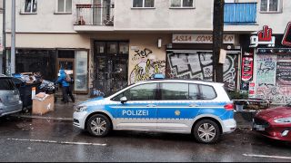 Archivbild: Am Abend des 21.12.2024 kam es offenbar in einem Hausflur der Sonnenallee zu einem Tötungsdelikt. Die Berliner Polizei und Mordkommission war bis am Samstag morgen dort im Einsatz. (Quelle: Pudwell)