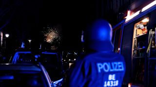 Einsatzkräfte der Berliner Polizei sind in der Neujahrsnacht 2024/2025 im Einsatz. (Quelle: Jeremy Knowles)