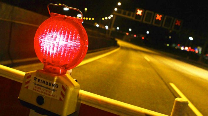 Symbolbild: Eine rote Warnlampe steht auf der gesperrten Autobahn. (Quelle: dpa/Christians)