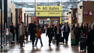 Reisende stehen zum Start in die Berliner Herbstferien am Flughafen Berlin-Brandenburg (BER). (Quelle: dpa/Fabian Sommer)