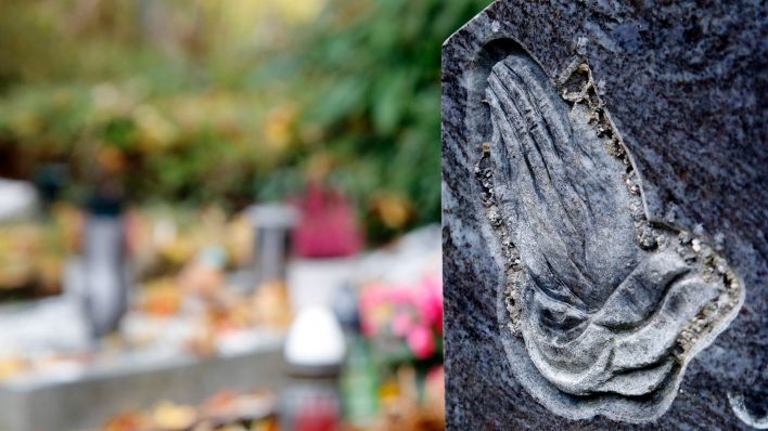 Symbolbild:Ein beschädigter Grabstein auf einem Friedhof in Nahaufnahme.(Quelle:imago images/Funke Foto Services)