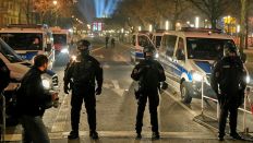 Polizisten stehen am 1. Januar 2025 nahe des Brandenburger Tors auf der Straße. (Quelle: Picture Alliance/Ebrahim Noroozi)