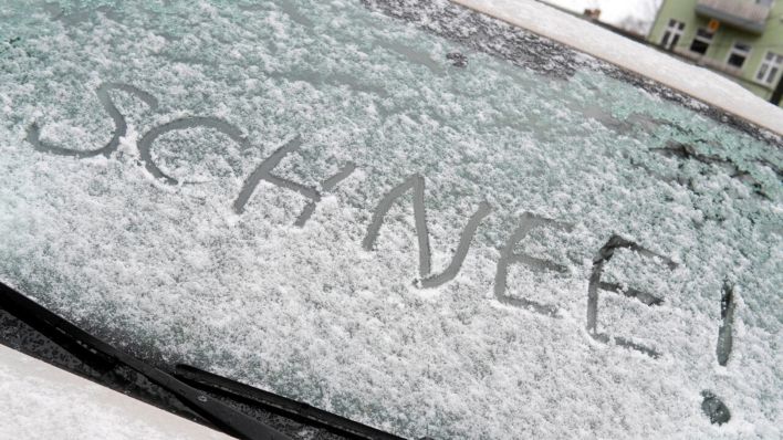 Symbolbild: Schnee auf vereister Autoscheibe in Adlershof. (Quelle: dpa/Geisler)