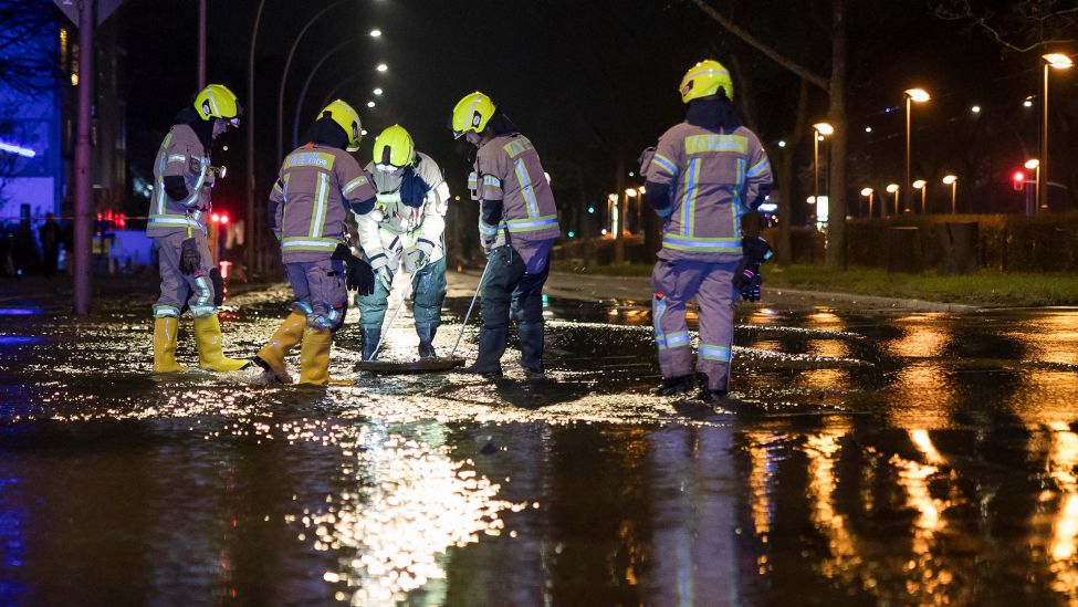 Überschwemmung in der Seestraße Ecke Guineastraße am 31.12.2024 nach einem Wasserrohrbruch von einem 1000er Rohr (1m Durchmesser) in Berlin. (Quelle: Picture Alliance/PIC ONE/Ben Kriemann)