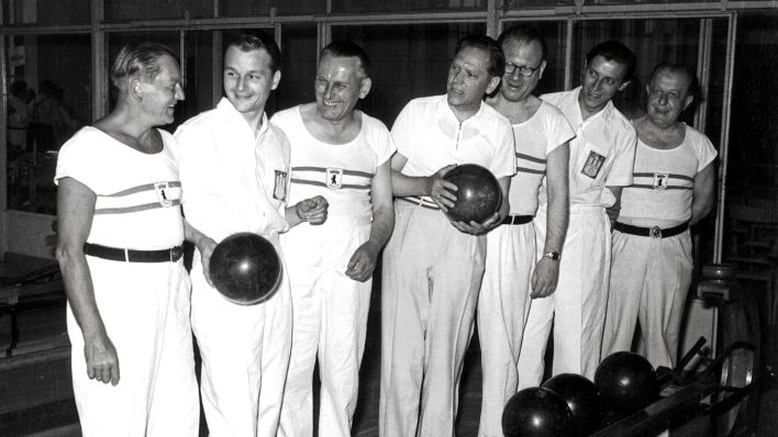 Berliner Kegelsportler im Jahr 1955, anlässlich des 70-jährigen Bestehens des Vereins Berliner Sportkegler in der Hasenheide